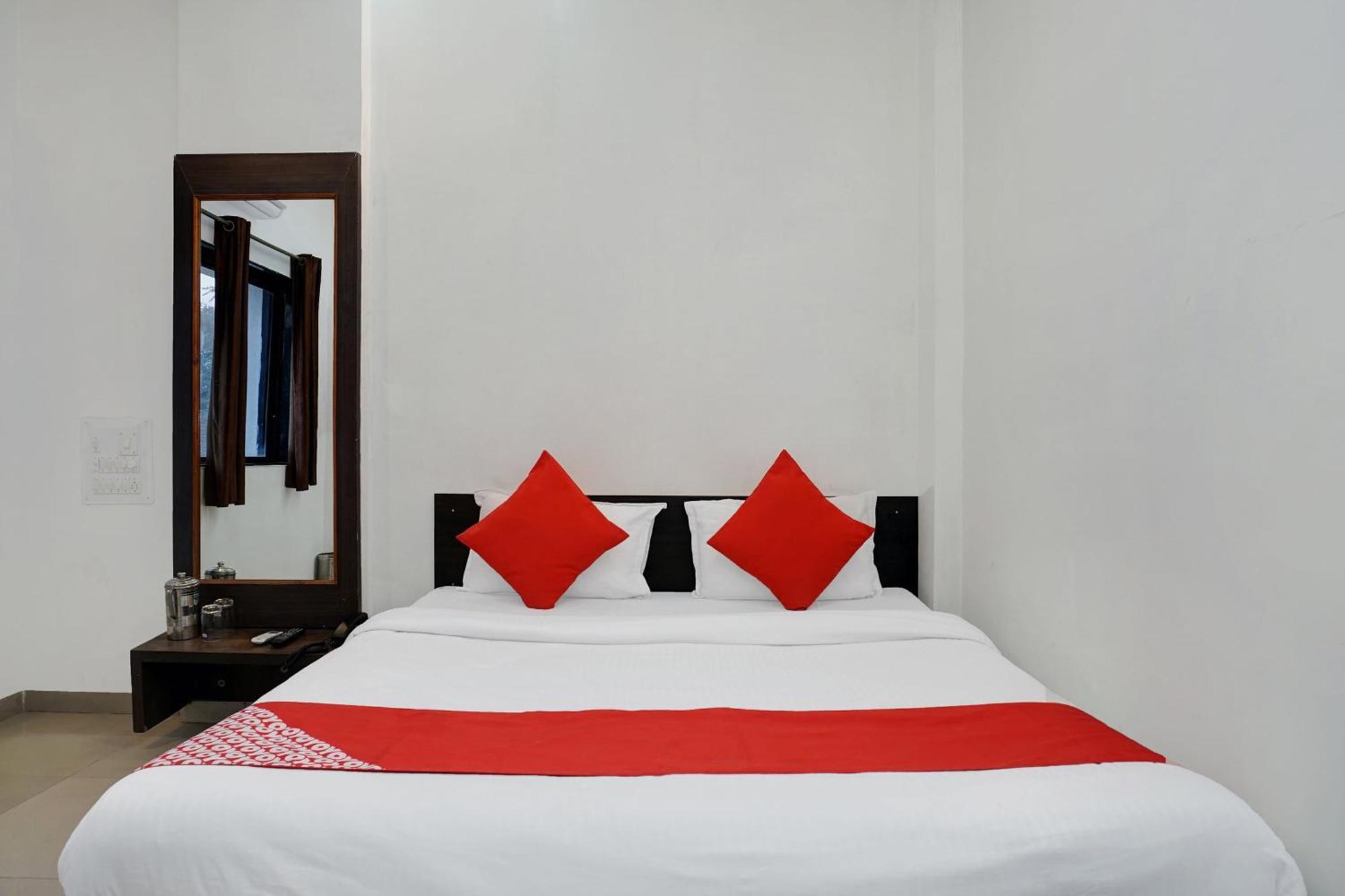 OYO 24551 Hotel Shirdi Sai Inn Esterno foto