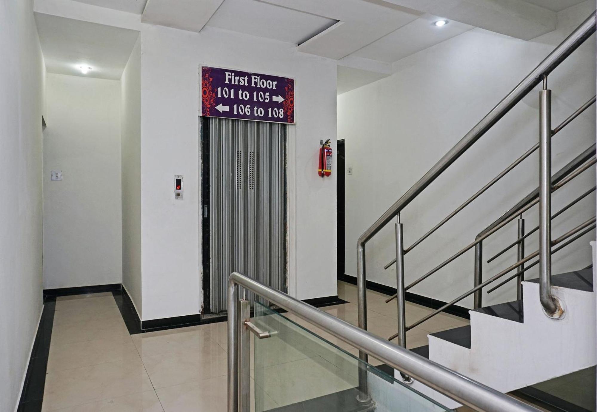 OYO 24551 Hotel Shirdi Sai Inn Esterno foto