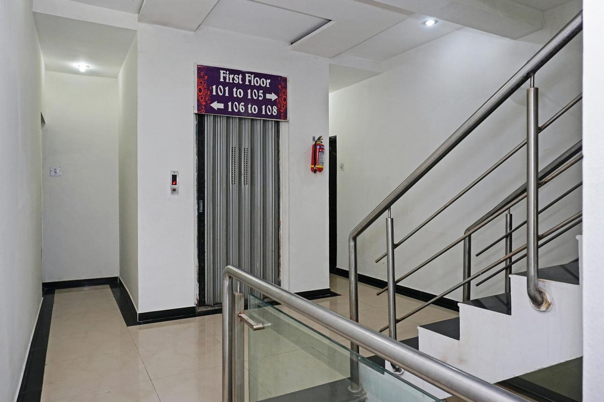 OYO 24551 Hotel Shirdi Sai Inn Esterno foto
